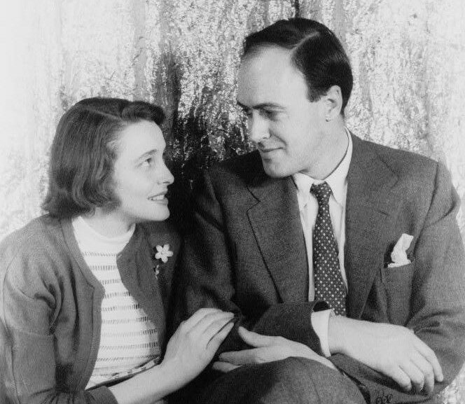 Britský spisovatel Roald Dahl s manželkou Patricií Nealovou (1954)