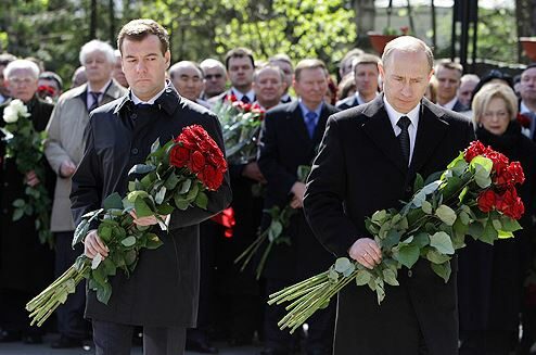 Medveděv a Putin při odhalení pomníku prvního ruského prezidenta Borise Jelcina v roce 2008.