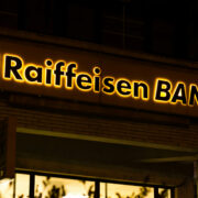 Mezi sponzory války měla být i rakouská Raiffeisen Bank. Ilustrační foto