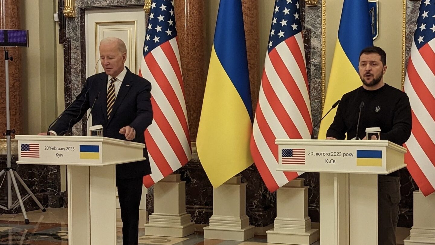 Americký prezident Joe Biden se svým ukrajinským protějškem Volodymyrem Zelenským v Kyjevě