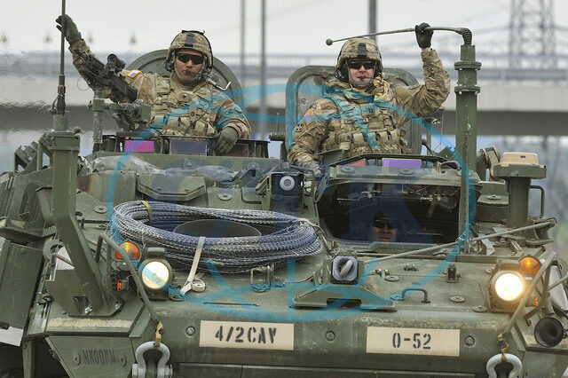 Američtí vojáci na obrněném transportéru Stryker