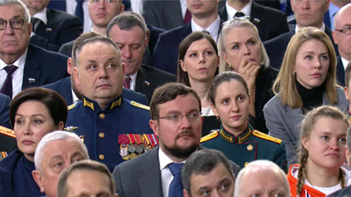 Publikum při Putinově projevu.