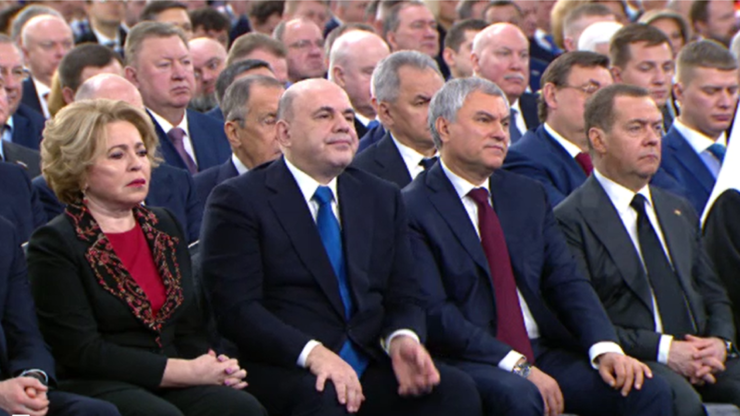 Publikum při Putinově projevu.