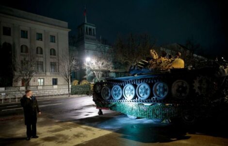 Od pátečního rána stojí přímo na chodníku před ruským velvyslanectvím zničený tank