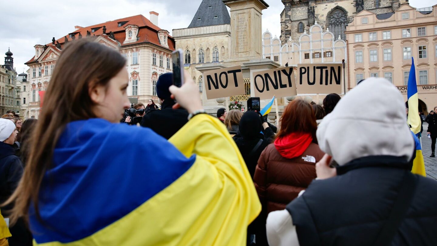 Demonstrace proti ruské válečné agresi vůči Ukrajině na Staroměstském náměstí v Praze (24. 2. 2023)