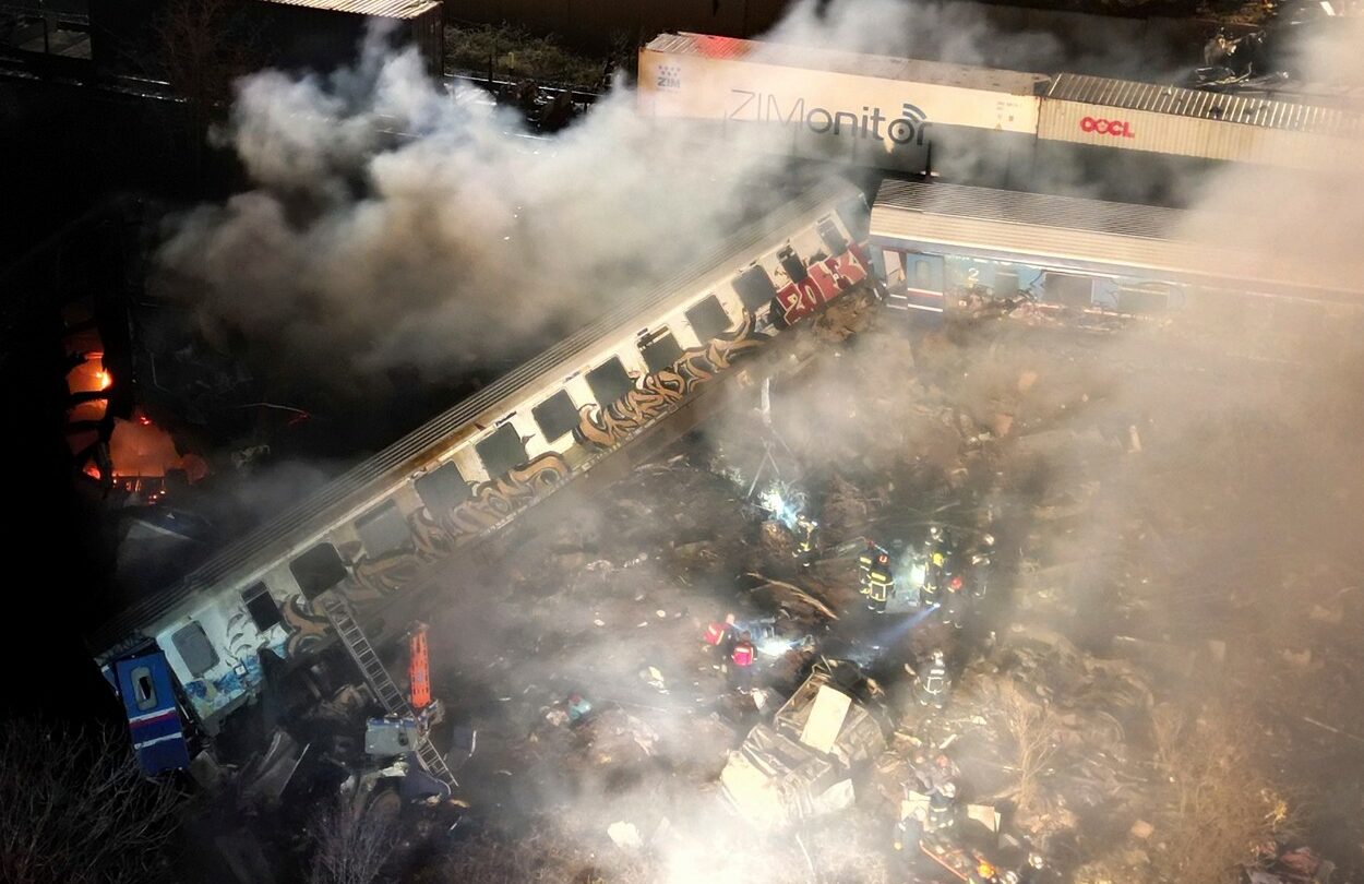 Čelní srážka dvou vlaků si v Řecku vyžádala desítky životů.