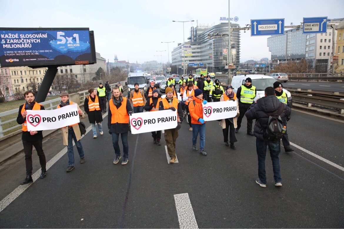 Aktivisté ze spolku Poslední generace blokují pražskou magistrálu