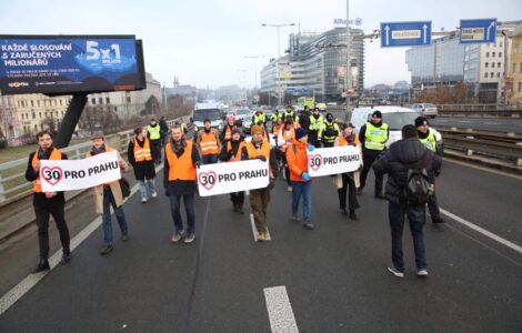 Aktivisté ze spolku Poslední generace blokují pražskou magistrálu