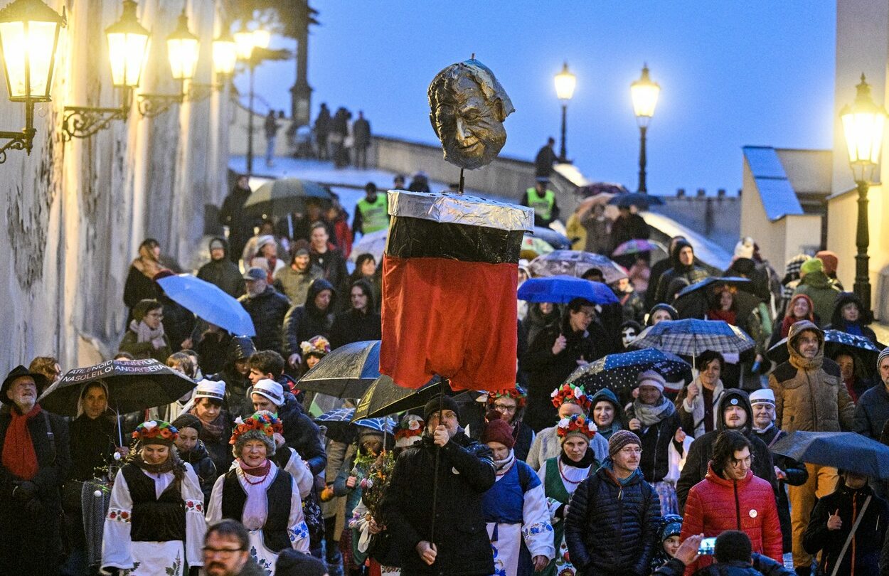 Happening Vynášení Zemany, který se uskutečnil při příležitosti posledního dne Miloše Zemana ve funkci prezidenta. Po vzoru lidového zvyku vynášení Morany byla vynesena z Hradu slaměná Zemana a na Karlově mostě byla spálena a vržena do Vltavy.