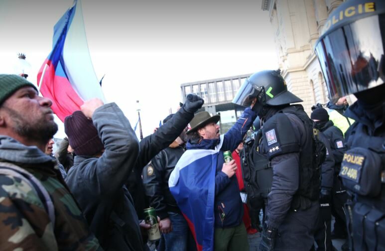 Demonstranti se pokusili proniknout k budově Národníhio muzea.