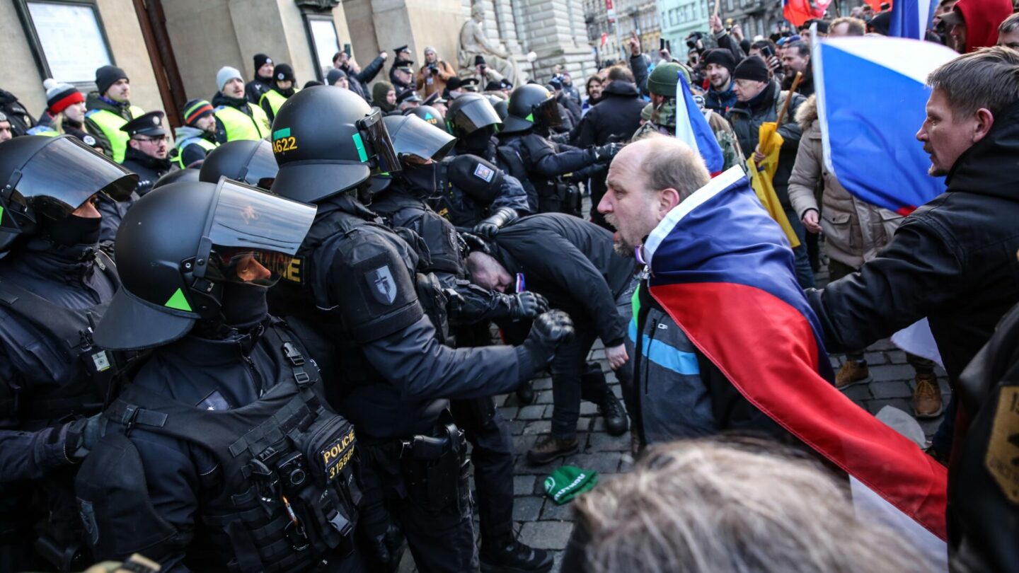 Rajchlovi demonstranti chtěli zaútočit na Národní muzeum. Bylo zadrženo 18 lidí.