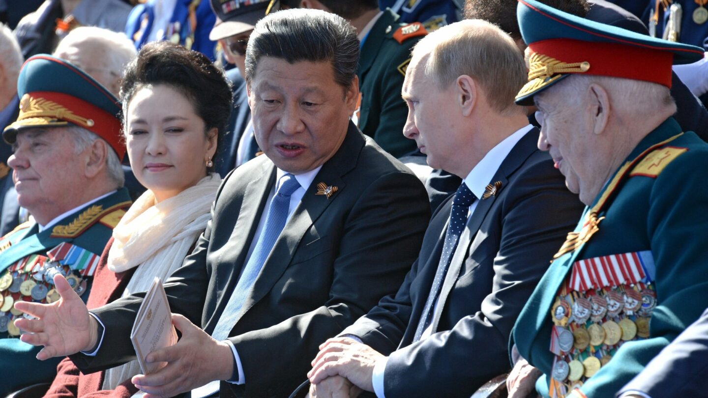 Si Ťin-pching s Vladimirem Putinem na přehlídce v Moskvě v roce 2015.