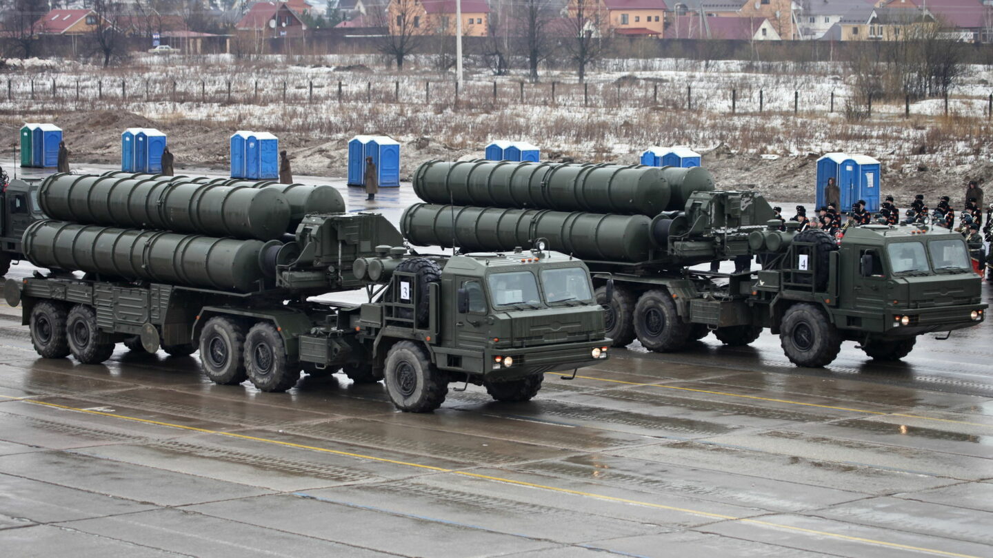 Protivzdušný systém S-400 na přehlídce v roce 2012.