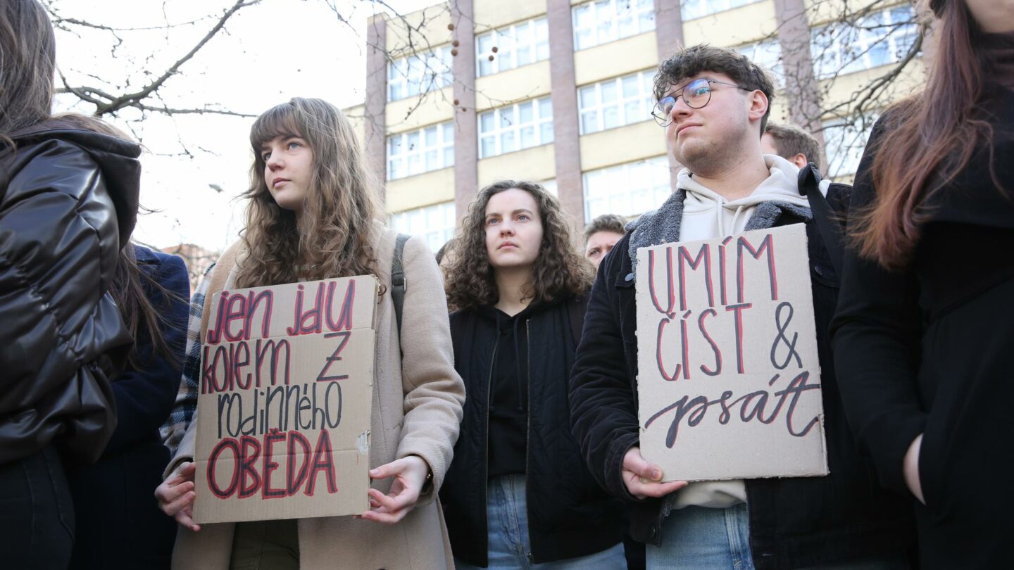 Stovky studentů a absolventů Vysoké školy ekonomické demonstruje na náměstí Winstona Churchilla v Praze za odstoupení za odstoupení děkana Miroslava Ševčíka