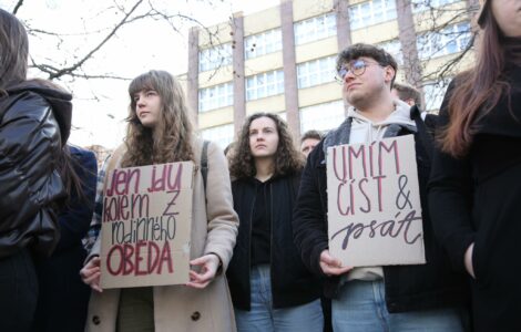 Stovky studentů a absolventů Vysoké školy ekonomické demonstruje na náměstí Winstona Churchilla v Praze za odstoupení za odstoupení děkana Miroslava Ševčíka
