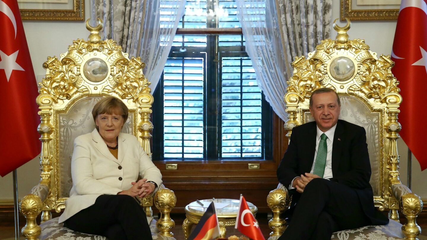 Angela Merkelová je přesvědčena, a své přesvědčení potichu prosadila v EU, že k řešení migrační krize a k pomoci uprchlíkům nutně potřebujeme pomoc Turecka. Kvůli tomuto svému politickému přesvědčení je ochotná obětovat jednu ze zásad, na nichž stojí naše svoboda a demokracie, totiž svobodu projevu a veřejné kritiky. Na snímku kancléřka Merkelová s tureckým prezidentem Recepem Erdoganem.