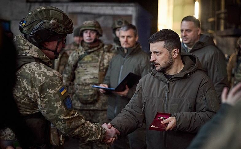 Prezident Ukrajiny Volodymyr Zelenskyj při návštěvě vojáků na frontě v Doněcké oblasti u Bachmutu.