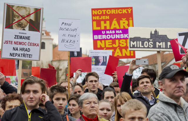 Loňský protest proti Zemanovi v Berouně.