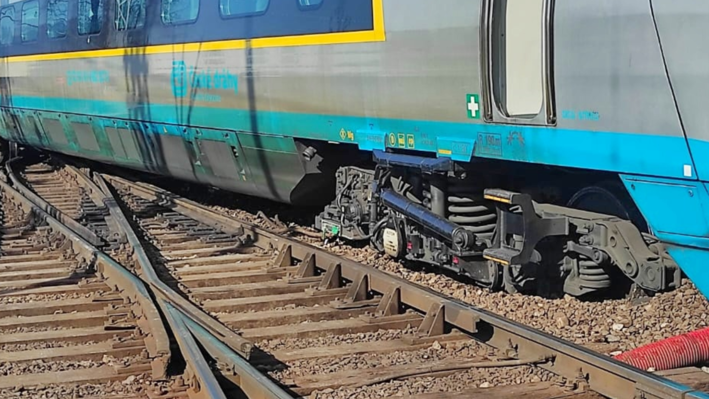 Vykolejený vlak SuperCity Pendolino na začátku března ve slovenské Žilině.