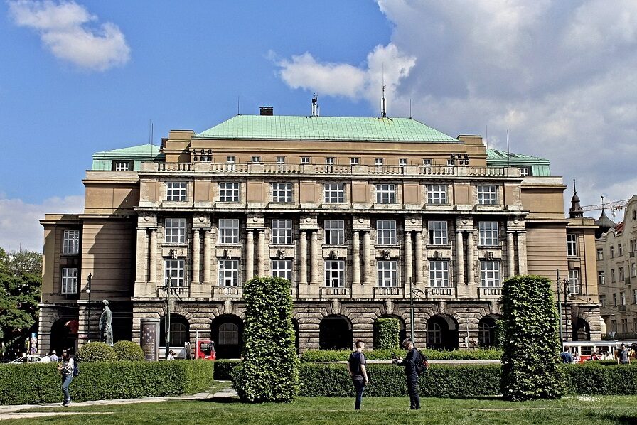 Hlavní budova Filozofické fakulty Univerzity Karlovy na náměstí Jana Palacha v Praze