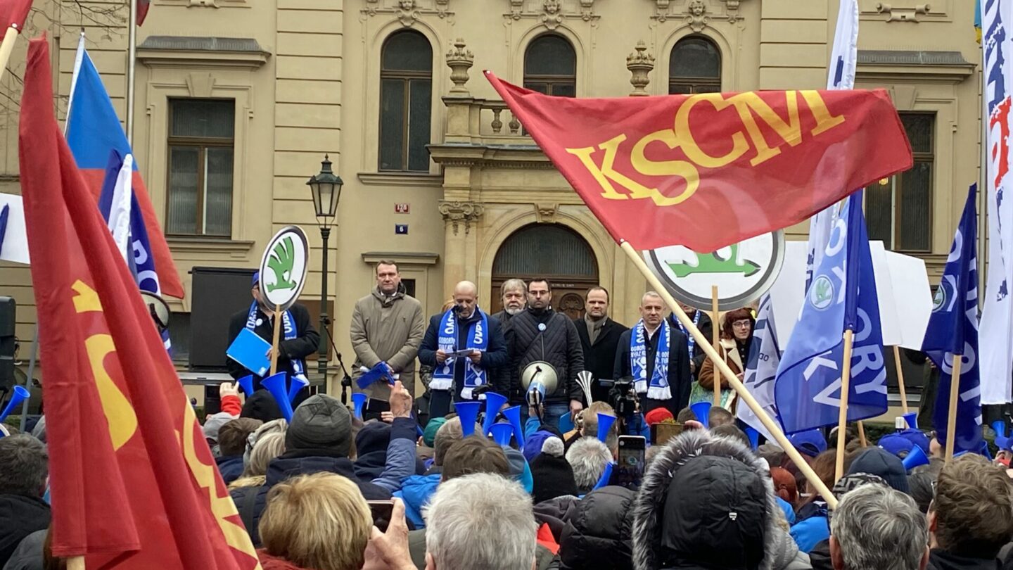 Demonstrace odborářů před Úřadem vlády. Mezi řečníky se objevil i expremiér a miliardář Andrej Babiš (ANO), místopředseda SPD Radim Fiala nebo šéfka komunistů Kateřina Konečná.