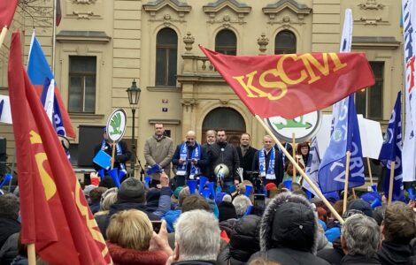 Demonstrace odborářů před Úřadem vlády. Mezi řečníky se objevil i expremiér a miliardář Andrej Babiš (ANO), místopředseda SPD Radim Fiala nebo šéfka komunistů Kateřina Konečná.