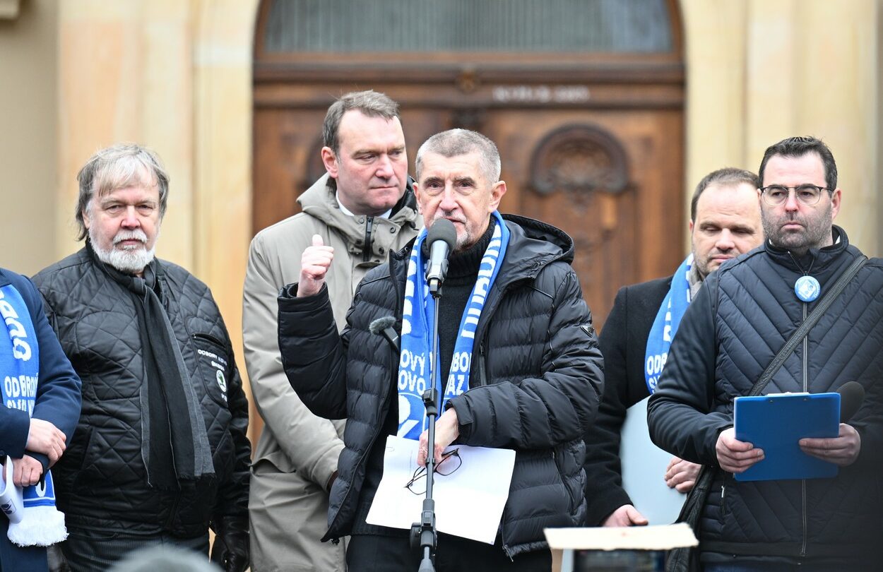 Demonstrace odborářů před Úřadem vlády. Mezi řečníky se objevil i expremiér a miliardář Andrej Babiš (ANO), místopředseda SPD Radim Fiala nebo šéfka komunistů Kateřina Konečná.