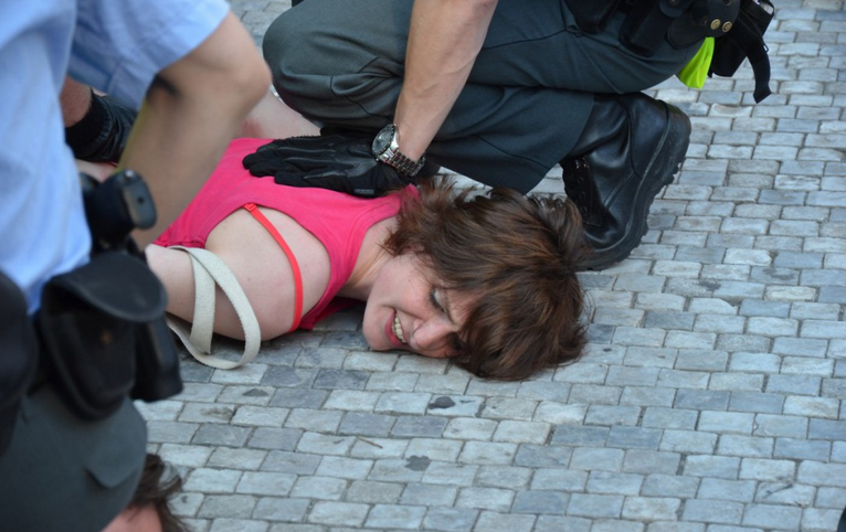Kateřina Krejčová při policejním zákroku, jak o něm slovem i obrazem informoval Týdeník Policie.