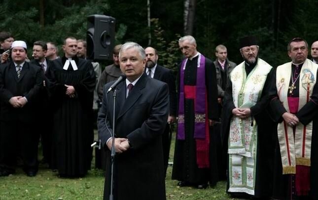 Prezident Polska Lech Kaczyński v Katyni v roce 2007.