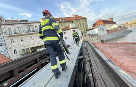 Prvního stupně dosáhla v noci na pondělí také Vltava v pražské Chuchli. Hlavní město se na vzedmutí hladiny připravilo již v neděli, kdy nechalo preventivně uzavřít protipovodňová vrata na Čertovce a náplavky.