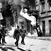Němečtí okupanti ve varšavském ghettu po potlačení židovského povstání (1943)