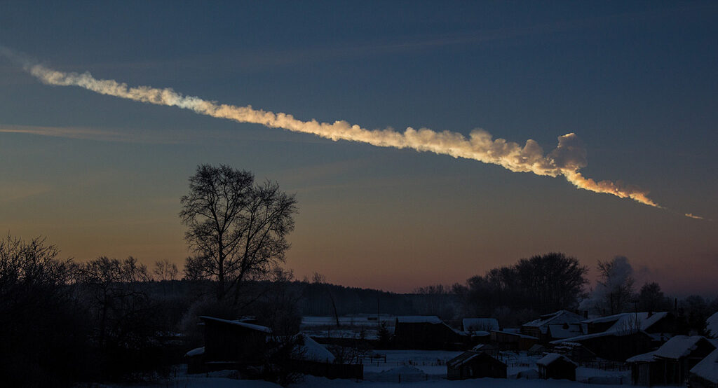 Obrovský meteor explodoval například v únoru 2013 nad Uralem. Ohnivá koule explodovala nad Čeljabinskem, zranila stovky lidí a způsobila rozsáhlé škody.