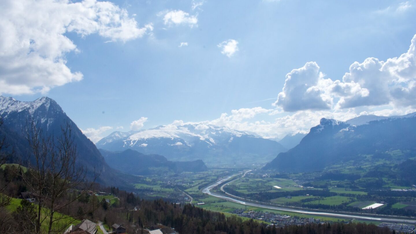 Lichtenštejnsko se nachází přímo mezi Švýcarskem a Rakouskem. Zhruba 160 kilometrů  čtverečních země, díky kterým je šestou nejmenší na světě, na jedné straně ohraničuje řeka Rýn a na druhé rakouské Alpy.