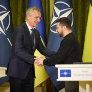 Generální tajemník NATO Jens Stoltenberg při setkání s ukrajinským prezidentem Volodymyrem Zelenským v Kyjevě (2023).