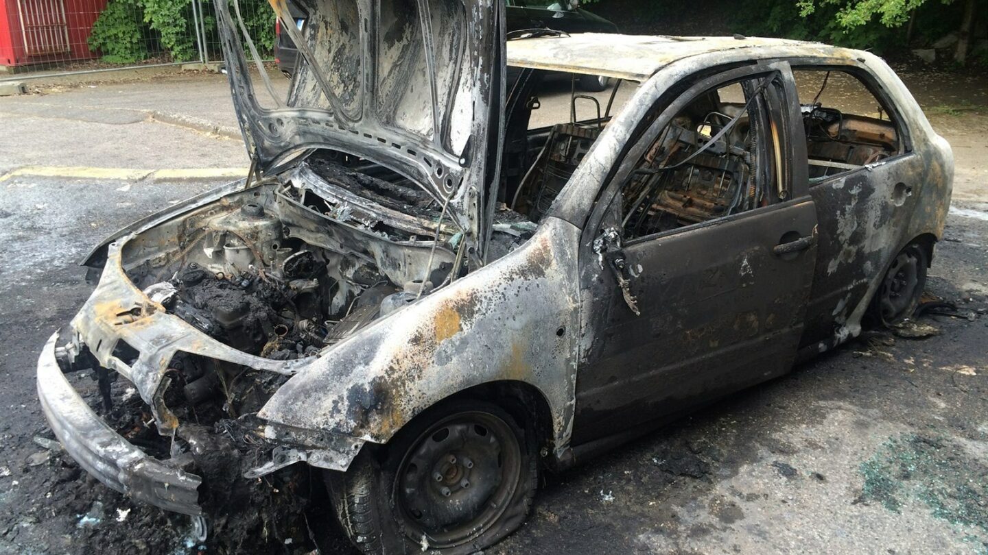 Vyhořelá auta majitele pražské restaurace na jedné straně a sprejování hákových křížů a nenávistných hesel na fasády na straně druhé. Extremismus je odporný vždycky – levicový i pravicový.
