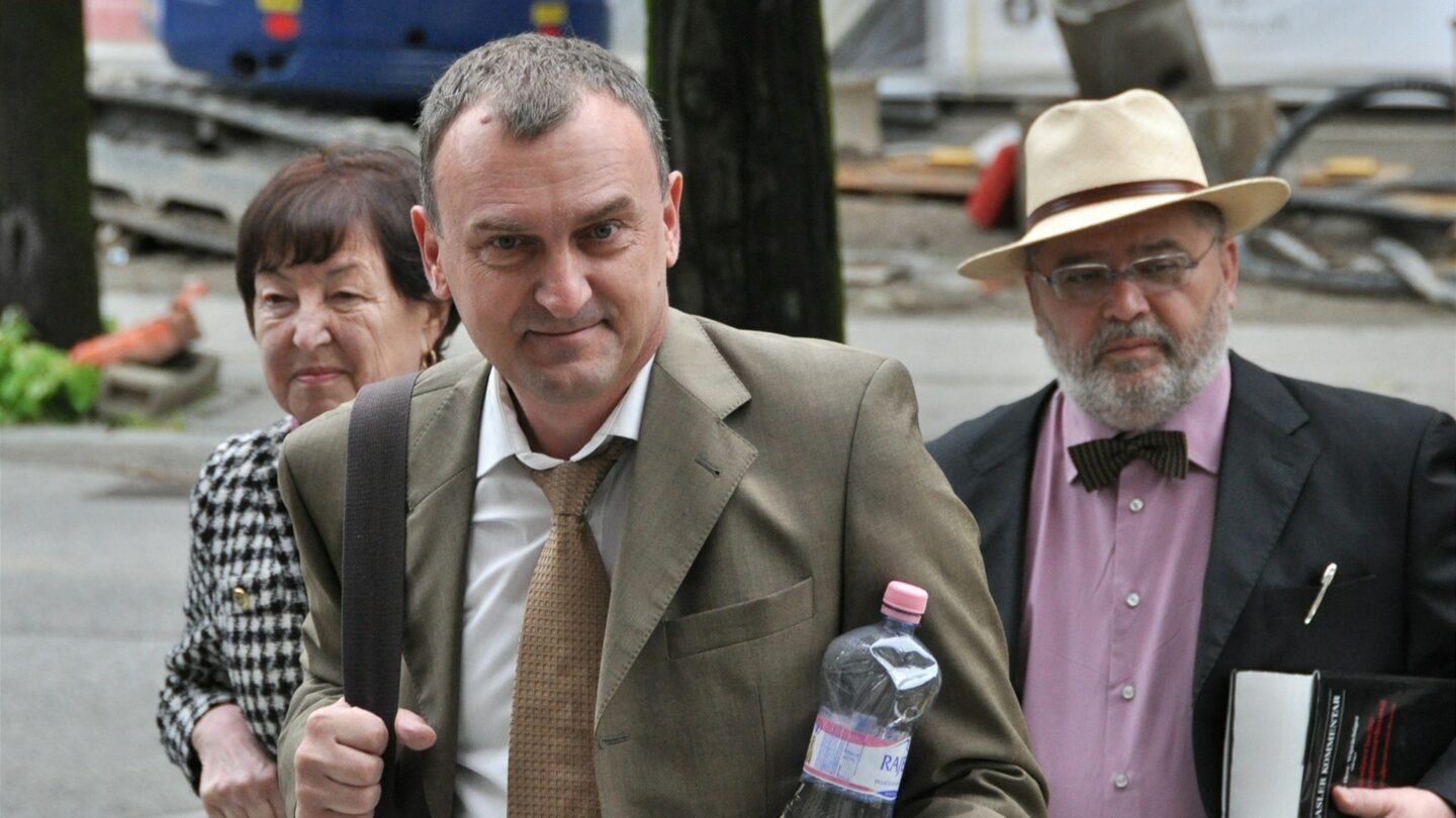 Podnikatel Antonín Koláček (vlevo) a jeho advokát Pavel Kavínek přicházejí v červnu 2013 k soudu ve švýcarské Bellinzoně v kauze privatizace Mostecké uhelné společnosti.