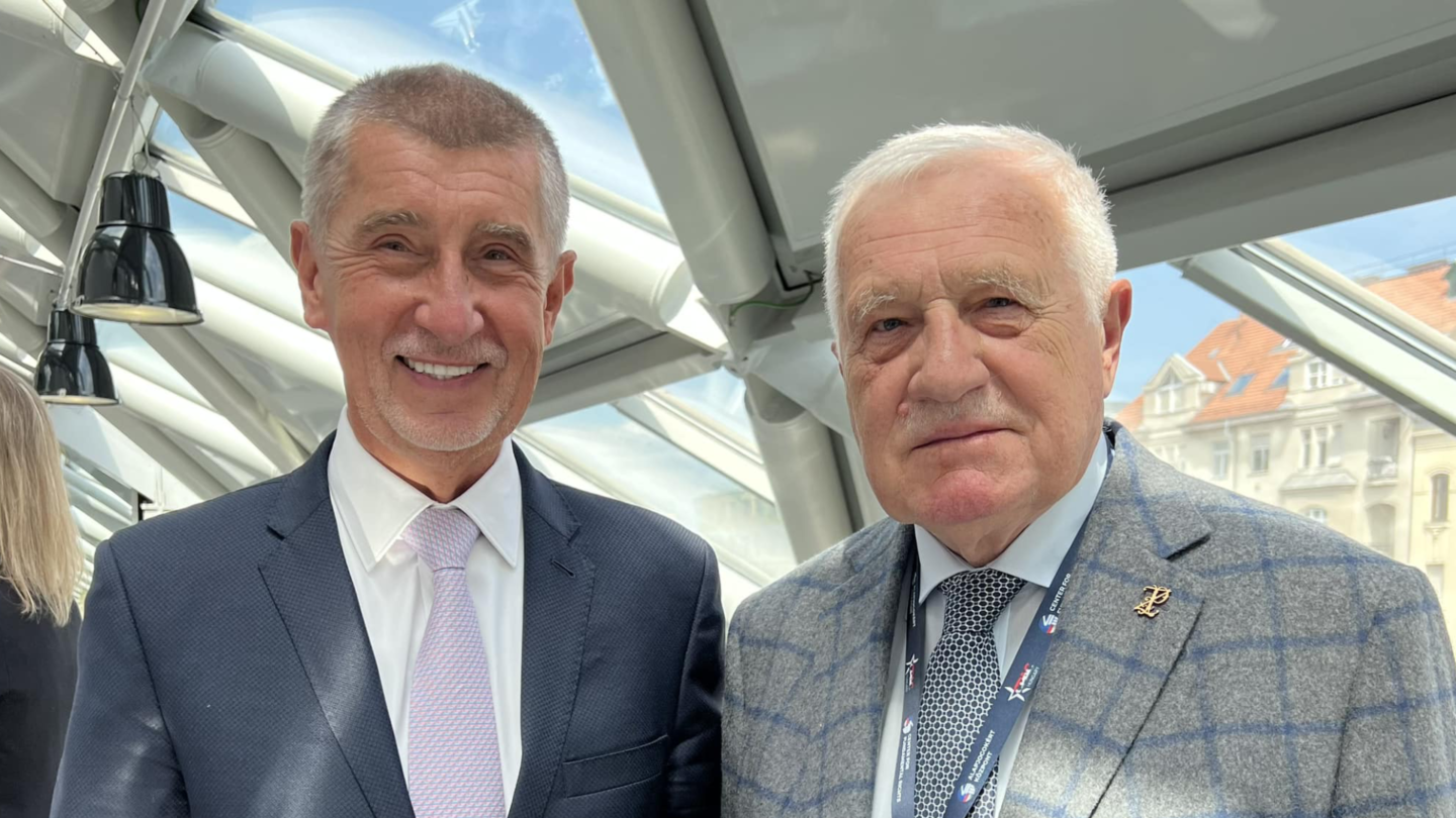 Andrej Babiš (ANO) a Václav Klaus na konferenci pořádané americkým konzervativním spolkem CPAC v roce 2023.