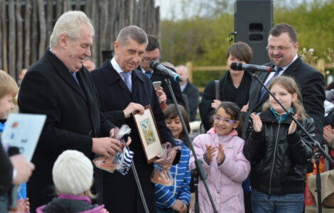 Miloš Zeman a Andrej Babiš s dětmi a Ladovým obrázkem Dobrého čápa na Čapím hnízdě