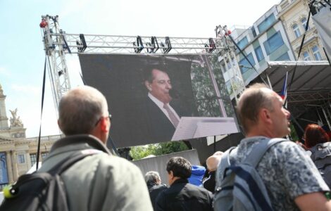Proruští demonstranti se opět sešli na Václavském náměstí. Na pódiu řečnil také expremiér Jiří Paroubek.