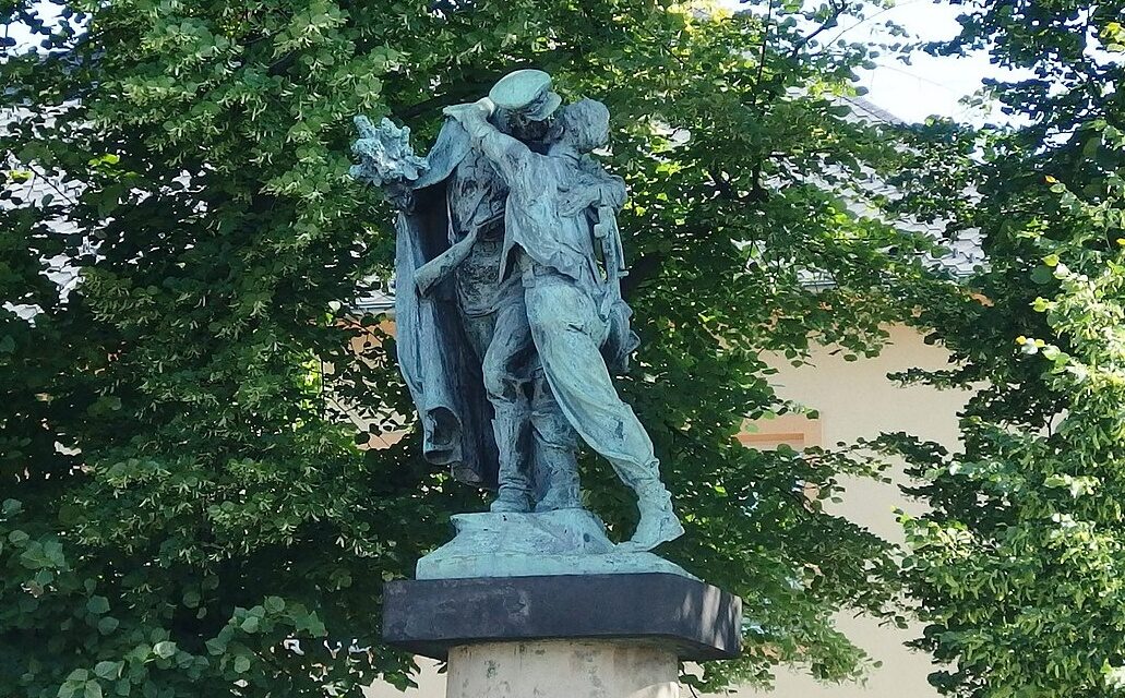 Bronzový pomník Sbratření na náměstí v České Třebové