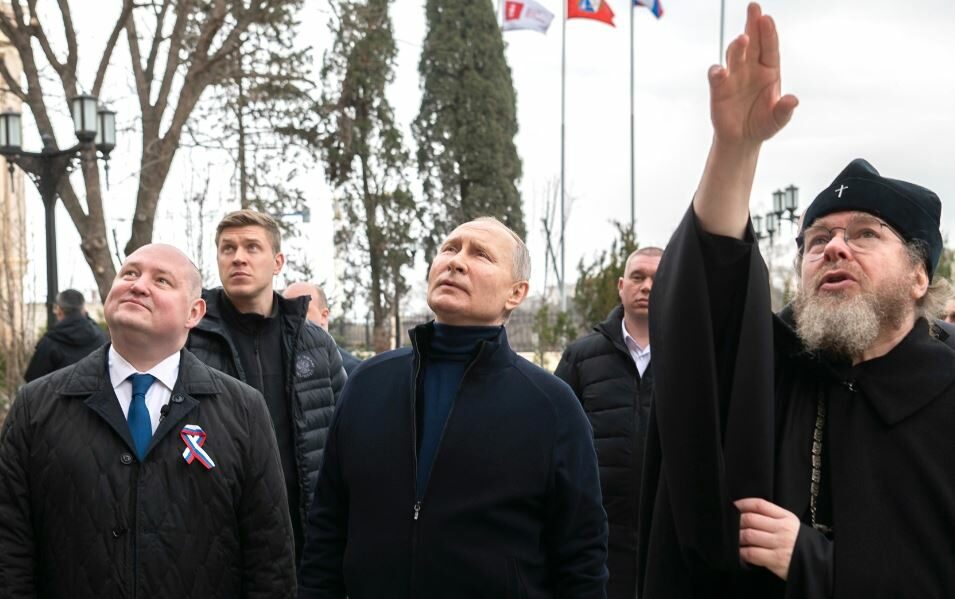 Vladimir Putin s gubernátorem Sevastopolu Michailem Razvozžajevem a metropolitou Pskovským a Porchovským Tichonem na Krymu.