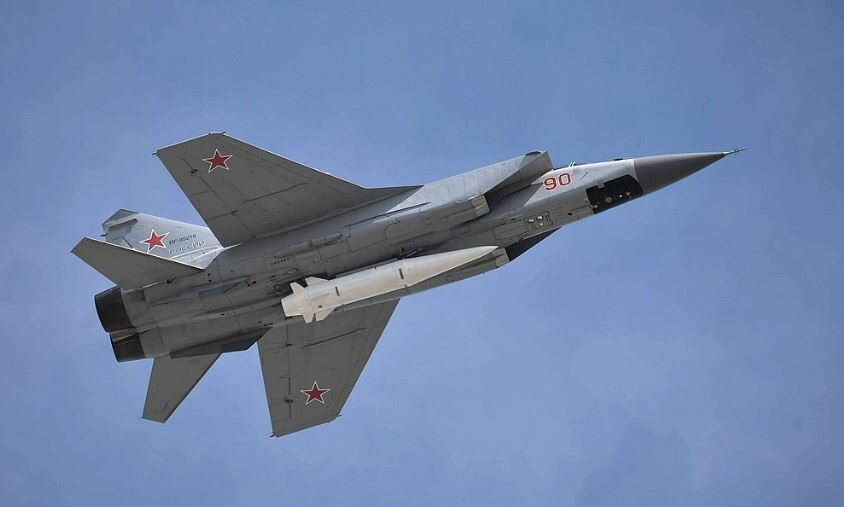 Mig-31K vyzbrojený střelou Kinžal. Ilustrační foto