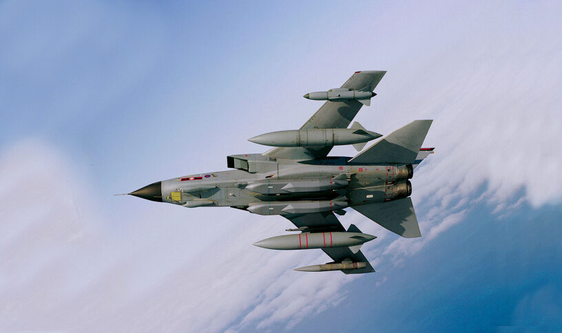 Britský letoun Tornado vybavený střelami Storm Shadow. Ilustrační foto