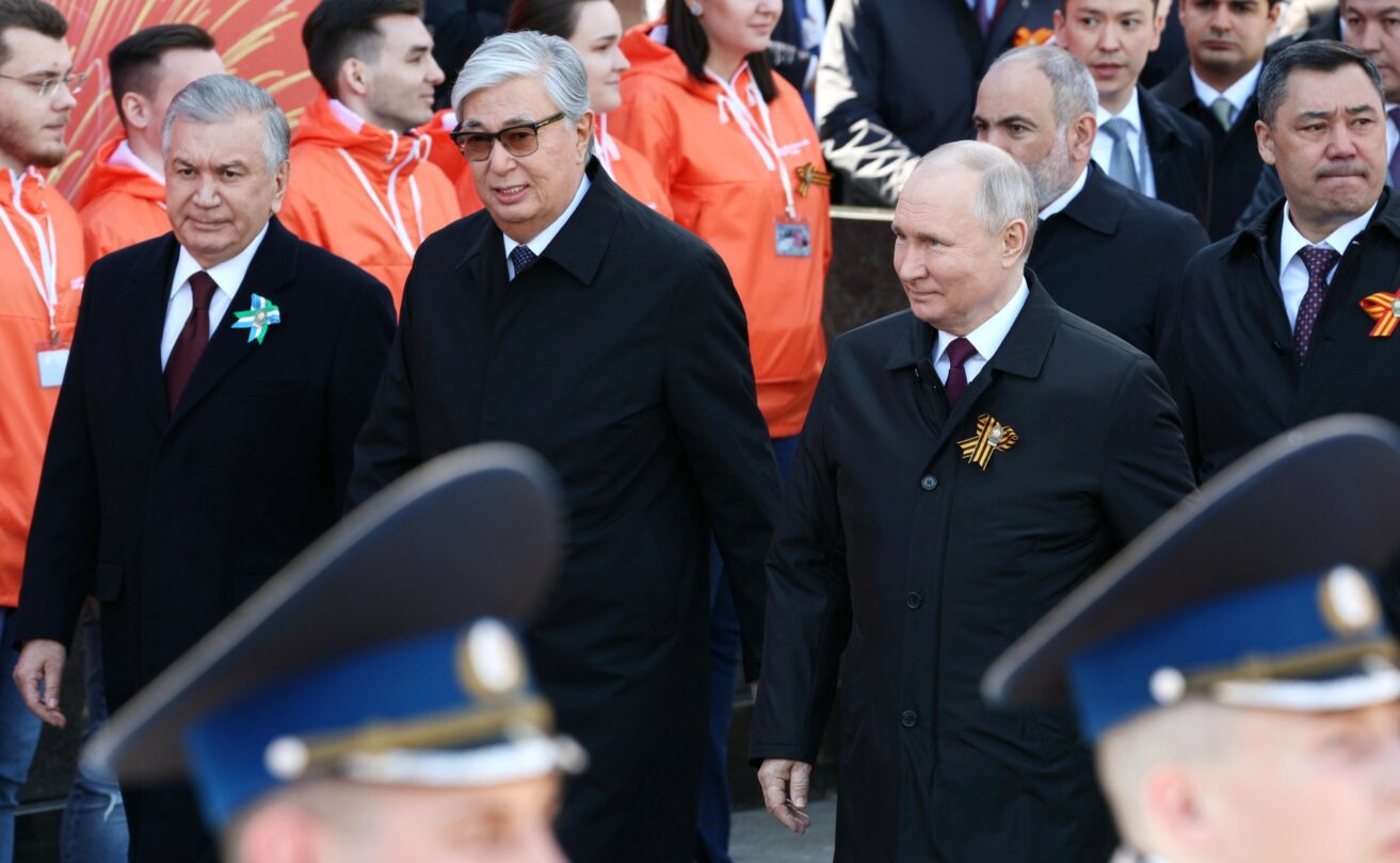 Vladimir Putin s kazašským prezidentem Tokajevem (uprostřed) a uzbeckým prezidentem Mirzijojevem na letošní vojenské přehlídce v Moskvě.