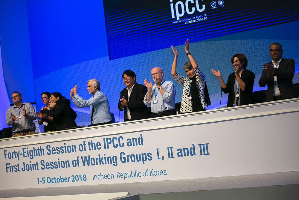 Spolupředsedové pracovní skupiny IPCC oslavují přijetí zvláštní zprávy o globálním oteplování o 1,5 °C pro tvůrce politik, říjen 2018.