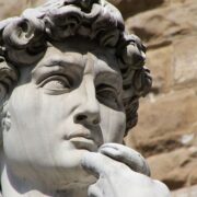 Hlava renesanční sochy Michelangelova Davida ve Florencii, klíčového díla západního umění.