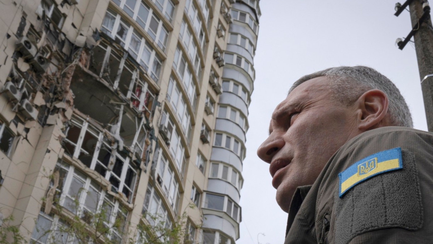 Kyjevský starosta Vitalij Kličko stojí před obytným domem, který byl poškozen během nočního ruského útoku v pondělí 8. května 2023.