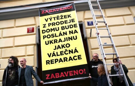 Skupina Kaputin upozornila na to, že v Praze vlastní domy Rusové, kteří vydělávají na raketách, které zabíjejí na ukrajině.