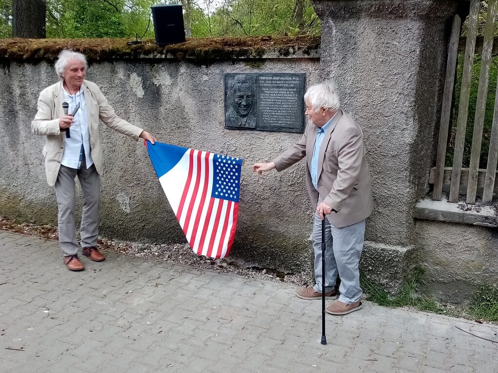 Petr Pithart a Václav Macháček-Rieger v Malči u Chotěboře odhalují pamětní desku Josefa Kalvody (13. 5. 2023).