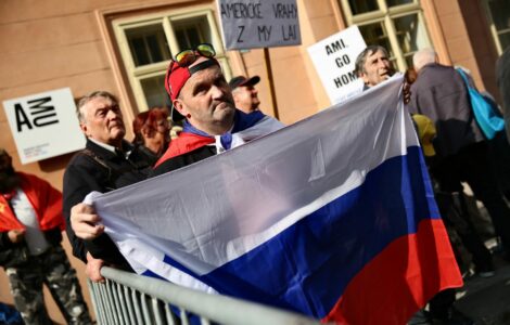 V Praze demonstrovaly nižší desítky lidí proti podpisu smlouvy o obranné spolupráci se Spojenými státy americkými.